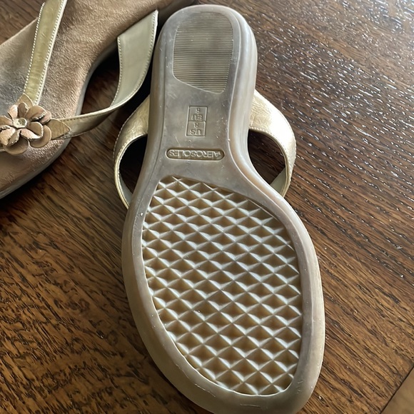 Aerosoles flip flops - Picture 3 of 4